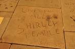 As marcas das mãos de shirley Temple ainda menina, logo após o sucesso de 'O Mágico de Oz', no piso do Grauman's Chinese Theater, em Los Angeles, na Califórnia - Estados Unidos